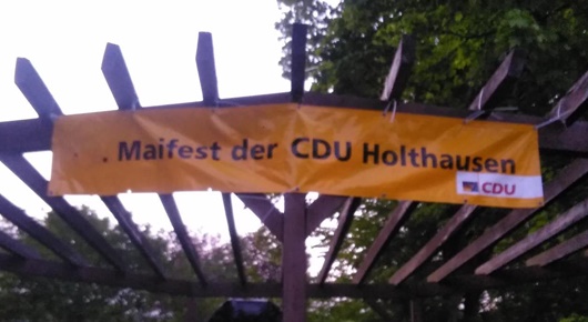 Das große Banner der CDU hängt direkt über unseren Laseranlagen.
