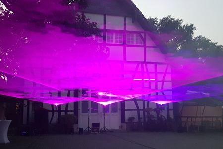 Lasershows sind schon bei Dämmerung ausreichend gut zu sehen.